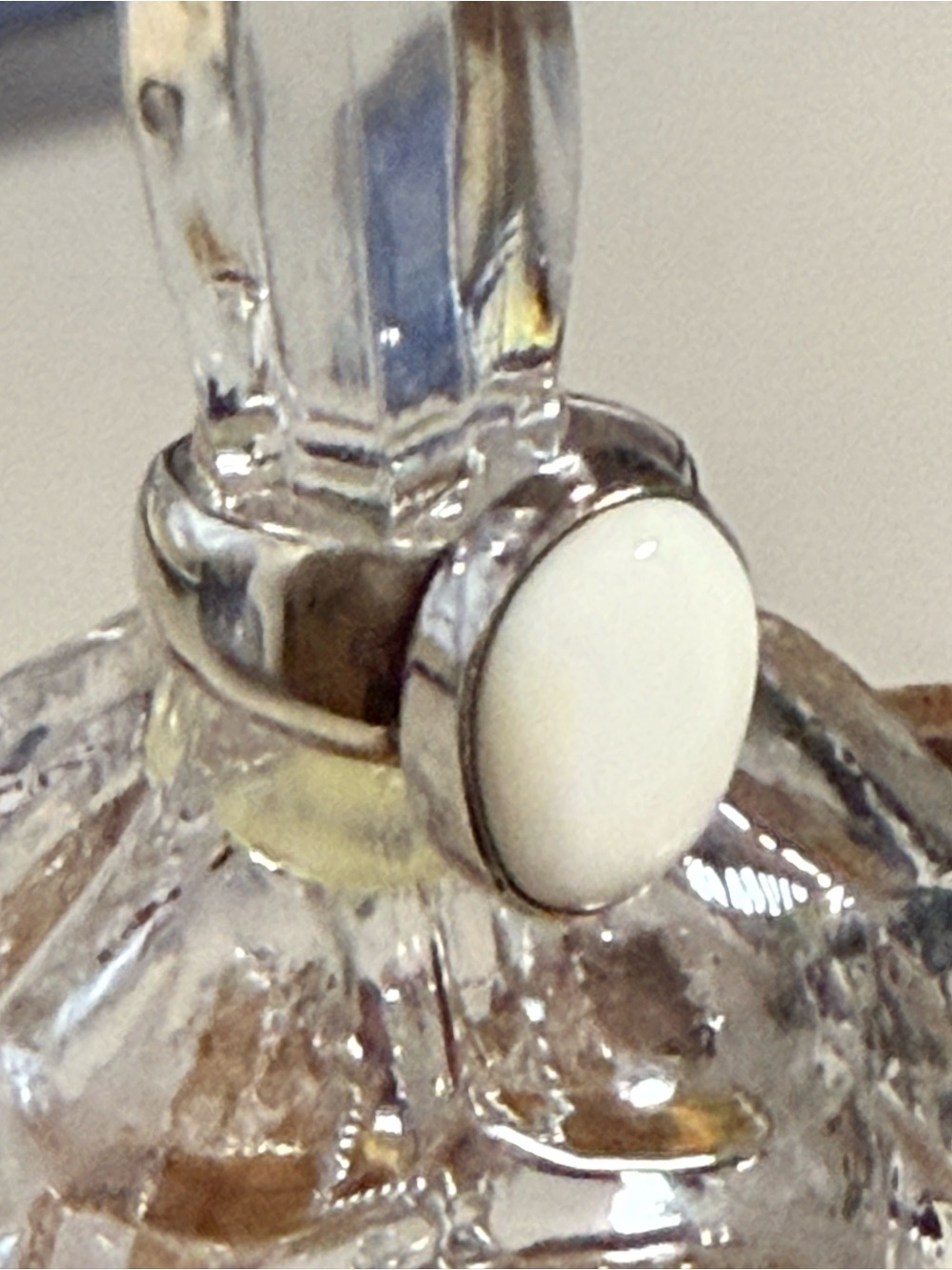 Elegant White Cabochon Oval Stone Sterling Ring Size 5 - Picture 6 of 6